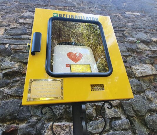 Un defibrillatore collocato all’ingresso della Fortezza Medicea