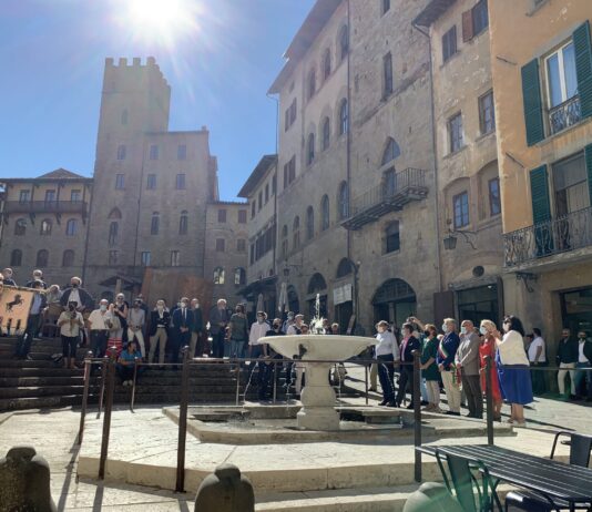 Con il restauro della fontana torna l’acqua in Piazza Grande