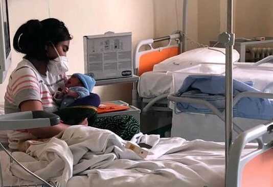 La storia di Arshi e di mamma Nayem che ha sconfitto il Covid