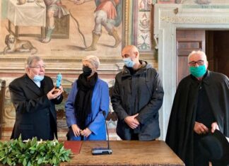 Covid, Coldiretti e Confartigianato: infermiera nuovo personaggio del presepe, la consegna al vescovo fontana