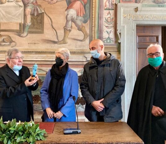 Covid, Coldiretti e Confartigianato: infermiera nuovo personaggio del presepe, la consegna al vescovo fontana