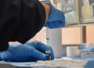 Coronavirus, vaccinazioni in Rsa senza sosta. Dal 1 gennaio il personale dei reparti Covid