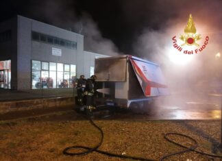 Montevarchi: prende fuoco furgone, nessun ferito