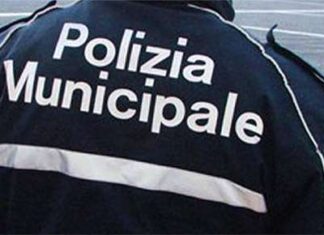 Troppi assembramenti, polizia municipale costretta a sanzionare anche i più giovani