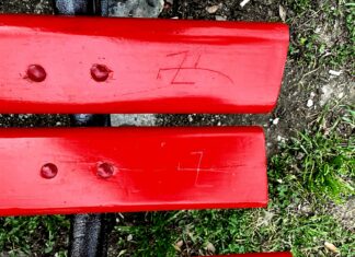 Svastiche e incitamenti alla violenza sulla panchina rossa di viale Diaz