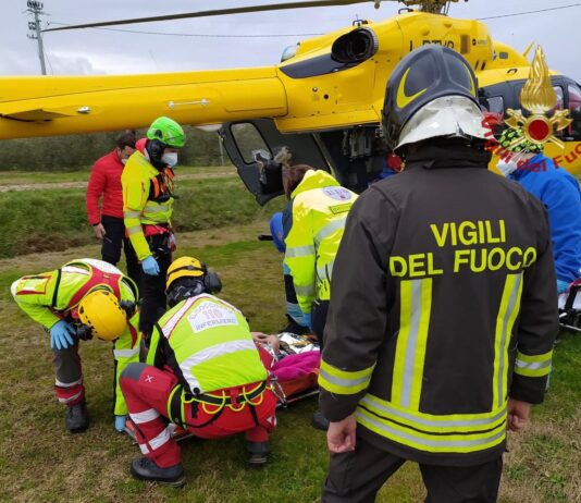 Si ferisce alle gambe mentre taglia la legna, 80enne in codice rosso a Careggi