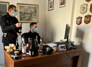 Scoperto con in macchina 70 bottiglie di alcolici di dubbia provenienza cerca di corrompere i Carabinieri: denunciato