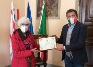 Una targa ricordo per i 60 anni di attività a Graziella Nocentini, volto storico dei commercianti castiglionesi