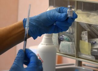 Gli over 70 possono prenotare il vaccino chiamando il numero verde gratuito 800117744