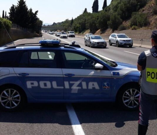 Incidente in A1: nello scontro tra un furgone e un camion perde la vita una persona