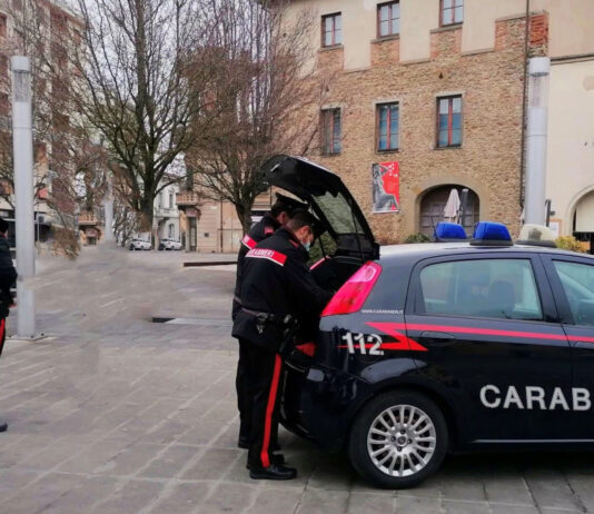 Prelevava con un bancomat sottratto dal bancone di un ristorante. Donna valdarnese denunciata per furto e uso indebito di carta di credito