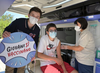 Vaccini in spiaggia, a Follonica boom di prenotazioni. Dosi da 150 a 200