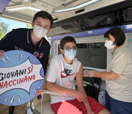 Vaccini in spiaggia, a Follonica boom di prenotazioni. Dosi da 150 a 200