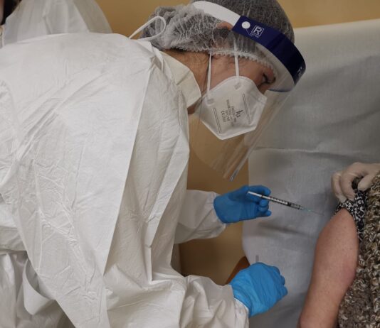 Dall’Aifa arriva l’ok alla somministrazione della terza dose del vaccino anti-Covid