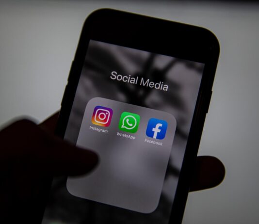 Facebook, WhatsApp, Instagram down per più di 5 ore: un blackout che fa riflettere