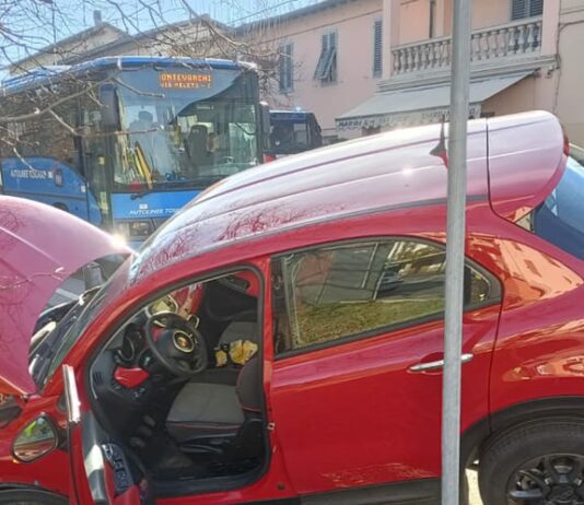 Incidente stradale, due auto coinvolte quattro le persone ferite
