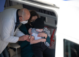 #GiovaniSìVaccinano, cosa fare per richiedere il camper nelle scuole