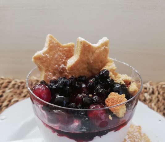 Coppette light golosissime ai frutti di bosco con biscottini all’olio