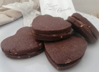 Cuori di cioccolata gluten free (e vegan) con crunchy alle nocciole e crema golosa