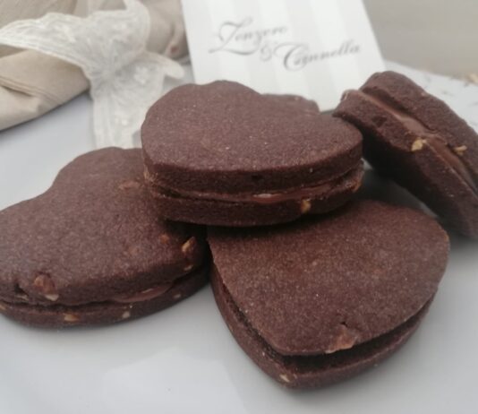 Cuori di cioccolata gluten free (e vegan) con crunchy alle nocciole e crema golosa