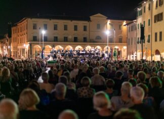 Figline: Piazza Marsilio Ficino gremita e piena di note