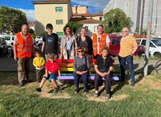 Inaugurata la panchina arcobaleno nei giardini di via Genova