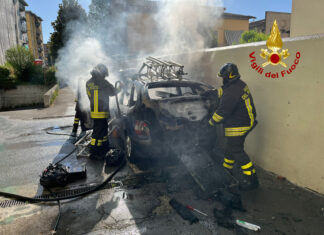 Prende fuoco un auto a Montevarchi, nessuna persona coivolta