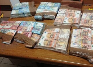Viaggiava con denaro contante nascosto nell’autovettura. Sequestrati oltre 77.000 euro ad un imprenditore