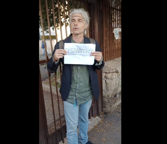 Prof. Davide Tutino: “non mantenete le distanze, baciatevi nei corridoi”