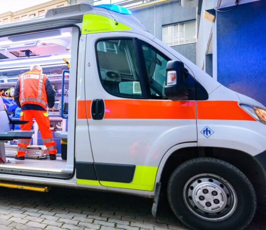 Perde il controllo dell’auto e finisce su auto in sosta, 65enne perde la vita