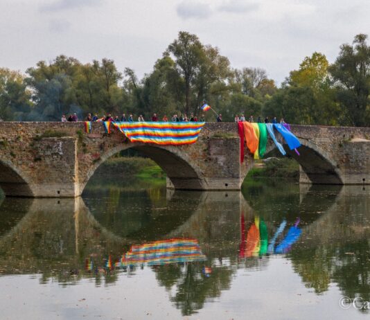 L’arcobaleno della pace su Ponte Buriano