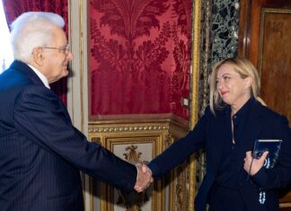 Meloni giura davanti a Mattarella, sorrisi e stretta di mano
