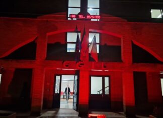 Le sedi Cgil si vestono di rosso contro la violenza sulle donne