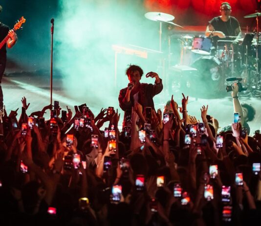 Tananai in concerto al Mediolanum Forum di Milano