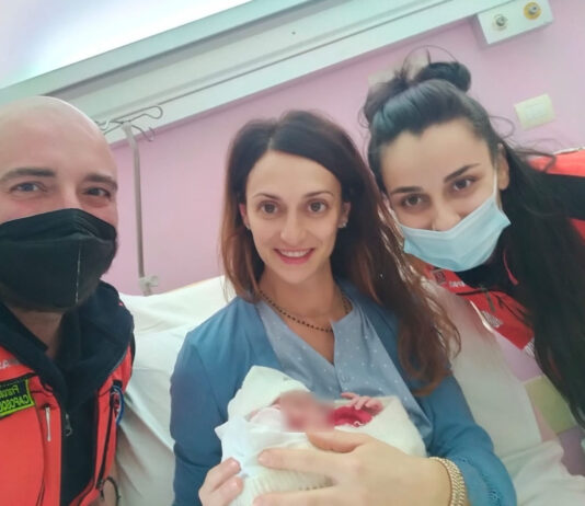 Con l’aiuto dei volontari partorisce in auto nel tunnel del pronto soccorso