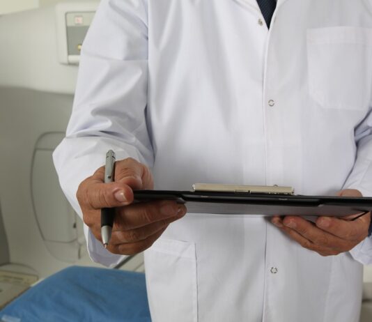 Medici ed infermieri vaccinati ma non specializzati e senza titolo: i NAS ne denunciano 165