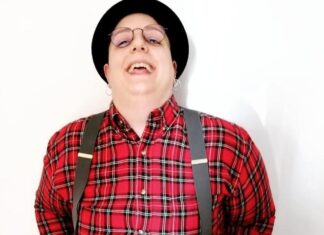 “Mi è successo il femminismo”: ad Arezzo la Stand-Up comedy queer di Sabrina Sabbra Russo