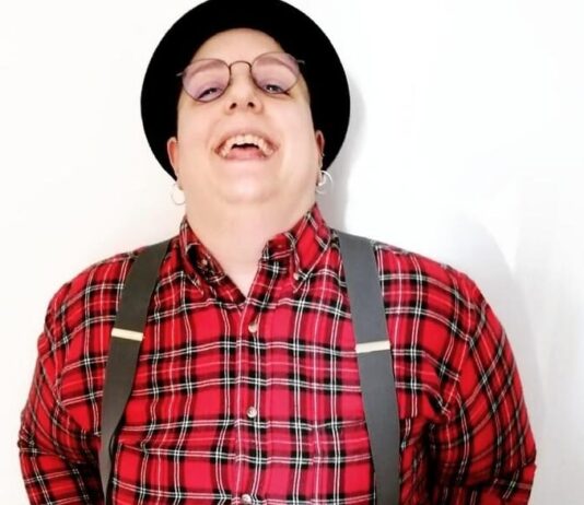 “Mi è successo il femminismo”: ad Arezzo la Stand-Up comedy queer di Sabrina Sabbra Russo