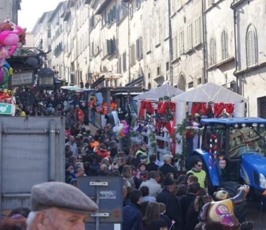 Torna il Carnevale di Anghiari: domenica tutti in piazza per la storica sfilata dei carri allegorici e dei gruppi mascherati