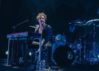 Duetto a sorpresa per Tananai nel centro di Roma – VIDEO