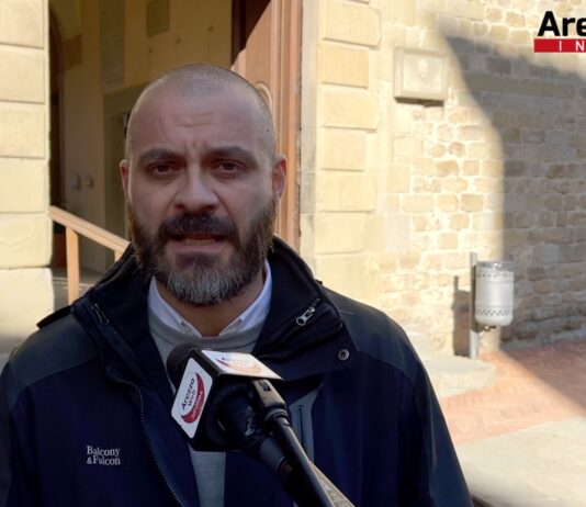 Menchetti: “La bandiera ucraina è stata rimossa dalla facciata di Palazzo comunale”