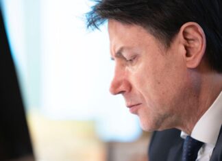 Giuseppe Conte schiaffeggiato a Massa da un dissidente “no green pass”