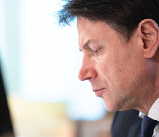 Giuseppe Conte schiaffeggiato a Massa da un dissidente “no green pass”