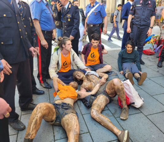 Blitz di Ultima generazione al Senato: gli ecoattivisti si versano addosso taniche di fango