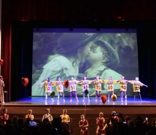 Quei Mitici Anni: lo spettacolo della Maison della Danza di Arezzo conquista il pubblico del Teatro Petrarca