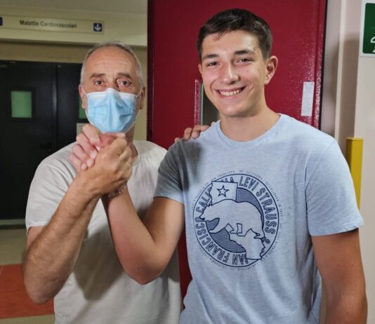 Alessandro il 17enne che con il defibrillatore ha salvato la vita a Marcello