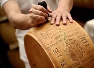 Arrivano i microchips dentro il Parmigiano Reggiano