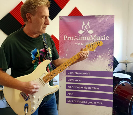Pier Francesco Manneschi tiene il corso di chitarra fingerstyle con Proxima Music
