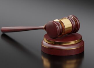 Il tunisino richiedente asilo dichiara che sta scappando dai creditori e il giudice ne dispone la liberazione