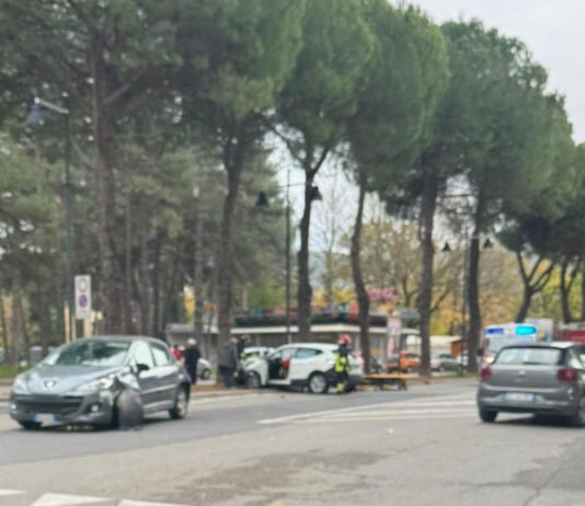 Grosso incidente in Viale Giotto, un’auto finisce contro un albero